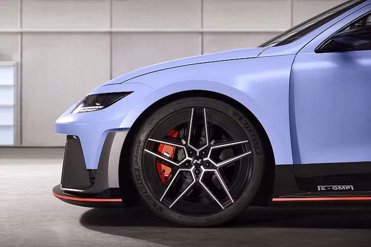 RN22e sở hữu hệ thống âm thanh giả lập N Sound +, tạo ra âm thanh từ ổ đĩa bên trong và bên ngoài, cho cảm giác lái xe hiệu năng cao giống với những chiếc xe thể thao thông thường.