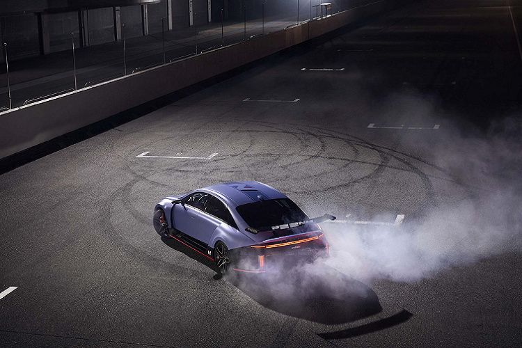 Till Wartenberg, Phó Chủ tịch Quản lý Thương hiệu N của Hyundai cho biết: “N đang tiến tới thiết lập các tiêu chuẩn mới về hiệu suất cao bền vững. Chúng tôi hào hứng bắt đầu chương mới phát triển về hiệu suất cao được điện khí hóa và sẽ theo đuổi mục tiêu này bằng cách sử dụng sự sáng tạo, chuyên môn kỹ thuật và tinh thần cạnh tranh của chúng tôi.”