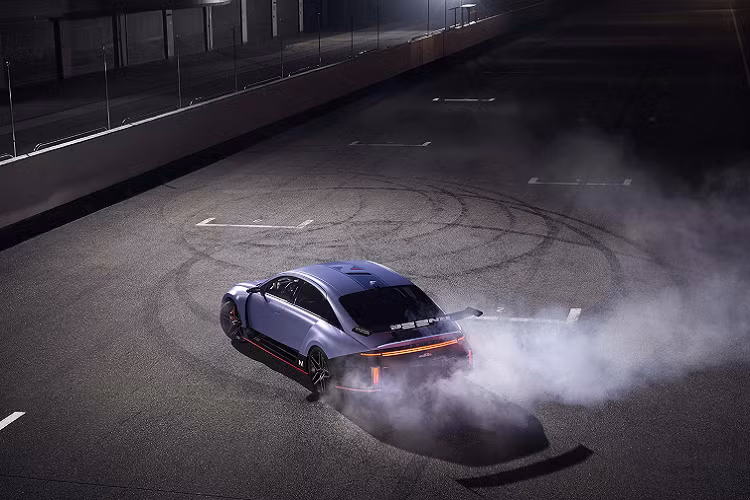 Till Wartenberg, Phó Chủ tịch Quản lý Thương hiệu N của Hyundai cho biết: “N đang tiến tới thiết lập các tiêu chuẩn mới về hiệu suất cao bền vững. Chúng tôi hào hứng bắt đầu chương mới phát triển về hiệu suất cao được điện khí hóa và sẽ theo đuổi mục tiêu này bằng cách sử dụng sự sáng tạo, chuyên môn kỹ thuật và tinh thần cạnh tranh của chúng tôi.”