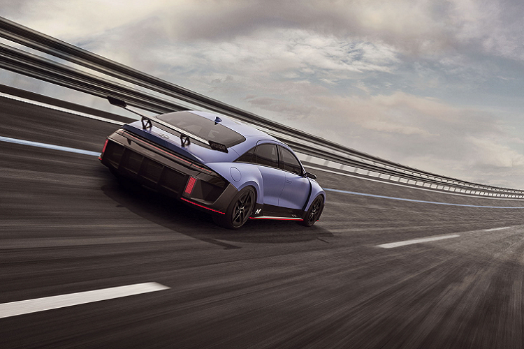 Người lái có thể chọn sự phân chia mô-men xoắn giữa trục trước và trục sau thông qua một bộ chọn chế độ lái. Sau khi sử dụng hết pin, Hyundai cho biết xe có khả năng sạc từ 10 đến 80% dung lượng trong vòng chưa đầy 18 phút.