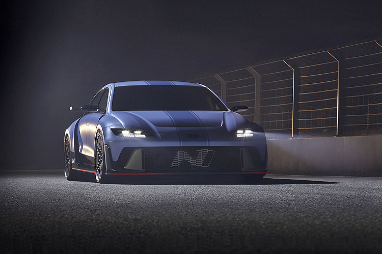  Hyundai RN22e concept mới được xem là một con quái vật chạy hoàn toàn bằng điện với sức mạnh 576 mã lực, mô-men xoắn 740 Nm. Mẫu xe này được trang bị bộ pin 77,4 kWh được xây dựng trên nền tảng kiến trúc 400/800 volt.