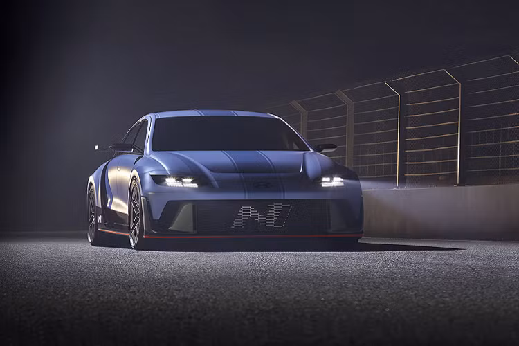  Hyundai RN22e concept mới được xem là một con quái vật chạy hoàn toàn bằng điện với sức mạnh 576 mã lực, mô-men xoắn 740 Nm. Mẫu xe này được trang bị bộ pin 77,4 kWh được xây dựng trên nền tảng kiến trúc 400/800 volt.