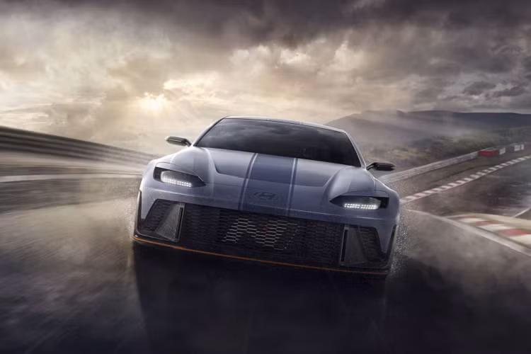 Mẫu xe được trang bị hệ dẫn động bốn bánh và mỗi trục đều được đặt một khối động cơ. Hyundai cho biết hãng sử dụng công nghệ vectơ mô-men xoắn “bằng ly hợp kép”, tuy nhiên thương hiệu chưa công bố chi tiết về cách thức hoạt động của tính năng này.