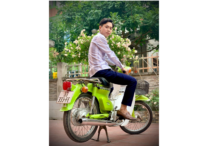Kể về cái “duyên” đối với chiếc xe này, anh Tú cho biết chiếc Honda Cub 81 biển ngũ quý 3 này được anh mua vào mùng 4 Tết năm 2021. Khi tình cờ xem được thông tin rao bán chiếc xe này, anh liền liên hệ ngay với người bán và “đón nàng về rinh” ngay trong ngày.