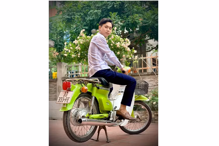 Kể về cái “duyên” đối với chiếc xe này, anh Tú cho biết chiếc Honda Cub 81 biển ngũ quý 3 này được anh mua vào mùng 4 Tết năm 2021. Khi tình cờ xem được thông tin rao bán chiếc xe này, anh liền liên hệ ngay với người bán và “đón nàng về rinh” ngay trong ngày.