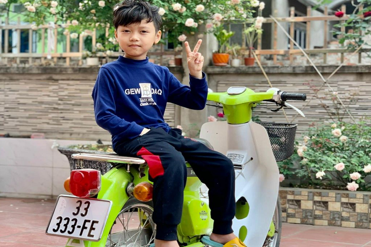 Do đó, anh Tú quyết định hỏi mua lại chiếc xe và chấp nhận trả giá cao hơn. Tuy nhiên chủ mới liên tục lắc đầu từ chối và phải tới tận 1 năm rưỡi, người chủ này mới đồng ý bán lại xe cho anh. Mức giá xe Honda Cub 81 đời 1993 này là 100 triệu đồng, số tiền cao gần 5 lần so với mức giá ban đầu anh bán. 