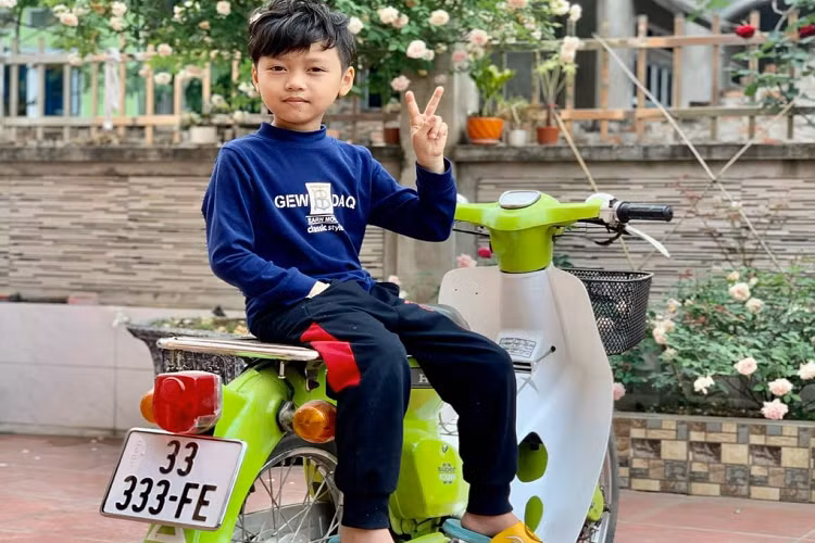 Do đó, anh Tú quyết định hỏi mua lại chiếc xe và chấp nhận trả giá cao hơn. Tuy nhiên chủ mới liên tục lắc đầu từ chối và phải tới tận 1 năm rưỡi, người chủ này mới đồng ý bán lại xe cho anh. Mức giá xe Honda Cub 81 đời 1993 này là 100 triệu đồng, số tiền cao gần 5 lần so với mức giá ban đầu anh bán. 