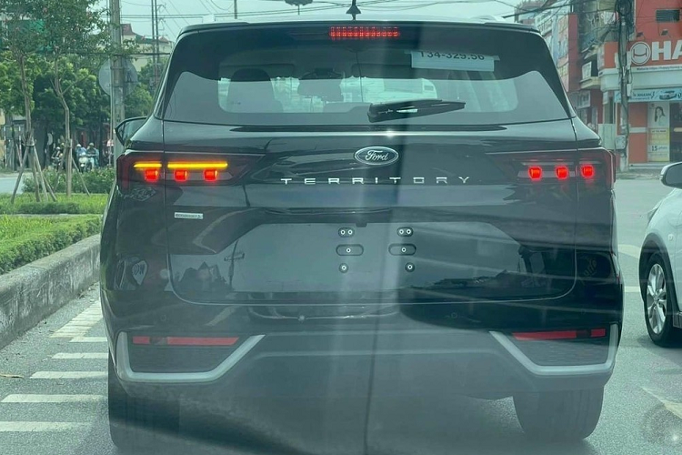 Không chỉ nội thất mà ngay cả ngoại thất của Ford Territory 2023 sắp ra mắt Việt Nam cũng giống hệt với Equator Sport tại Trung Quốc. Do đó, xe mang trên mình lưới tản nhiệt trước cỡ lớn, hệ thống đèn 2 tầng trên đầu xe và hốc gió trung tâm hình thang khá rộng với ốp màu bạc bên dưới.