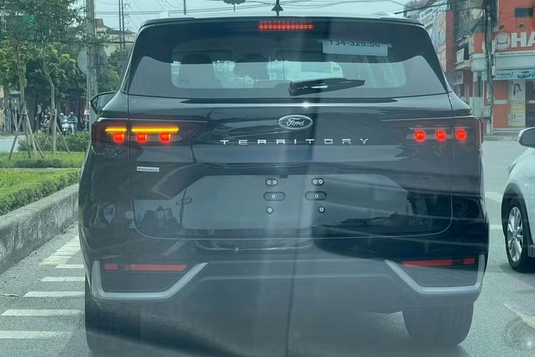 Không chỉ nội thất mà ngay cả ngoại thất của Ford Territory 2023 sắp ra mắt Việt Nam cũng giống hệt với Equator Sport tại Trung Quốc. Do đó, xe mang trên mình lưới tản nhiệt trước cỡ lớn, hệ thống đèn 2 tầng trên đầu xe và hốc gió trung tâm hình thang khá rộng với ốp màu bạc bên dưới.