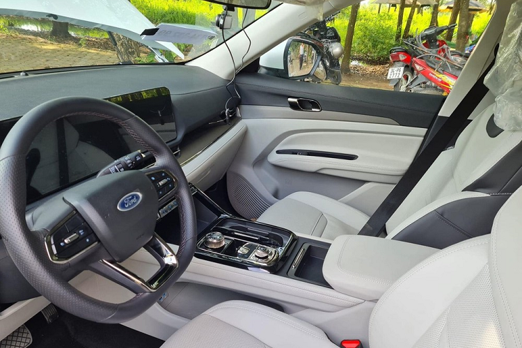 Ngoài ra, Ford Territory 2023 tại Việt Nam còn được trang bị vô lăng vát đáy thể thao, tích hợp phím chức năng và màn hình cỡ lớn đặt nổi trên mặt táp-lô kết hợp giữa bảng đồng hồ kỹ thuật số và màn hình thông tin giải trí dạng cảm ứng, cùng có kích thước 12,3 inch. Bên cạnh đó là sạc điện thoại thông minh không dây, núm xoay chuyển số, phanh tay điện tử và tính năng tự động giữ phanh tạm thời.