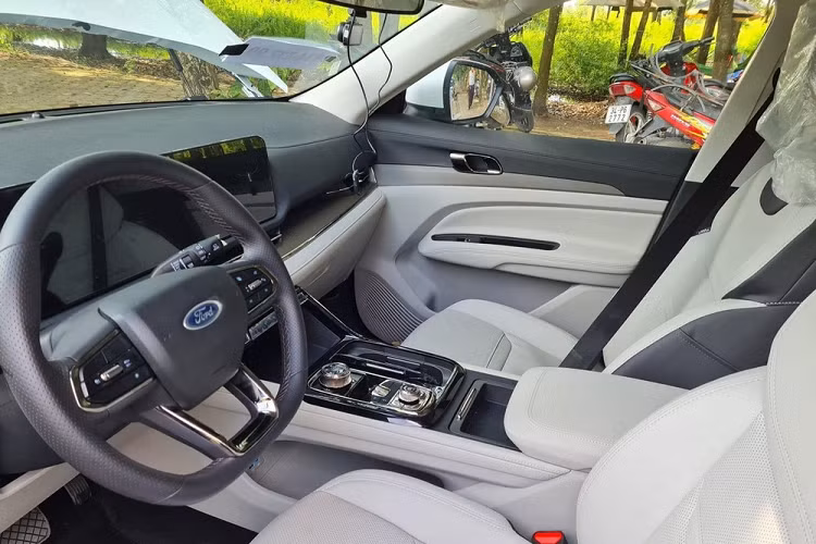 Ngoài ra, Ford Territory 2023 tại Việt Nam còn được trang bị vô lăng vát đáy thể thao, tích hợp phím chức năng và màn hình cỡ lớn đặt nổi trên mặt táp-lô kết hợp giữa bảng đồng hồ kỹ thuật số và màn hình thông tin giải trí dạng cảm ứng, cùng có kích thước 12,3 inch. Bên cạnh đó là sạc điện thoại thông minh không dây, núm xoay chuyển số, phanh tay điện tử và tính năng tự động giữ phanh tạm thời.