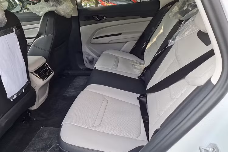 Qua những hình ảnh này, có thể thấy Ford Territory 2023 tại Việt Nam sở hữu thiết kế nội thất không khác gì Equator Sport đang bán tại thị trường Trung Quốc. Bên trong mẫu SUV hạng C này là không gian nội thất 5 chỗ ngồi với hàng ghế sau khá rộng rãi. Chiếc xe trong ảnh được trang bị nội thất bọc da màu trắng ngà khá sang trọng.