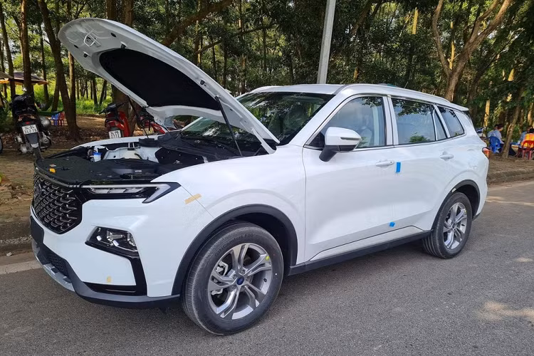 Động cơ kết hợp với hộp số tự động ly hợp kép ướt 7 cấp. Hiện chưa có thông tin về trang bị an toàn của Ford Territory 2023 tại Việt Nam. Tuy nhiên, rất có thể xe sẽ được trang bị gói công nghệ an toàn chủ động Ford Co-Pilot360, bao gồm những tính năng như hệ thống kiểm soát hành trình thích ứng ACC