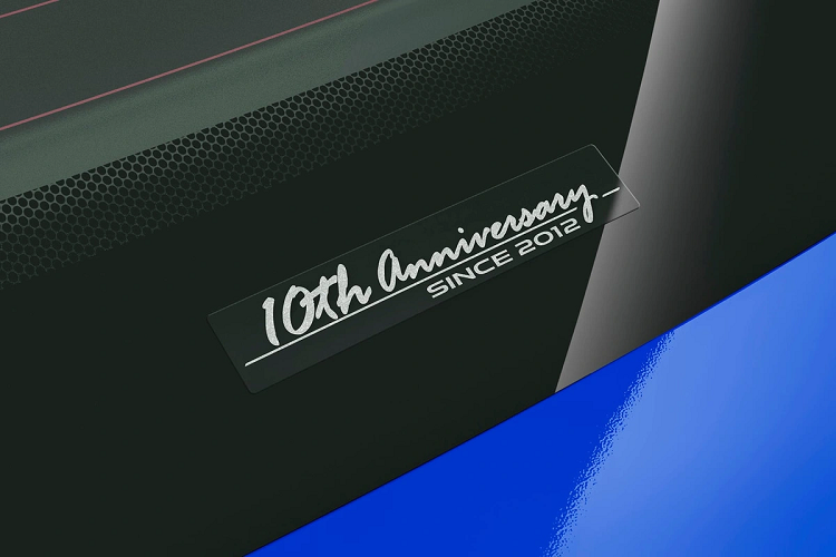 Các đường chỉ khâu màu xanh lam xuất hiện khắp cabin nhằm tạo sự tương phản, đồng thời phù hợp với màu xanh World Rally Blue ở ngoại thất. Huy hiệu "10th Anniversary" xuất hiện ở bục cửa và trên ghế ngồi.