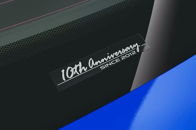 Các đường chỉ khâu màu xanh lam xuất hiện khắp cabin nhằm tạo sự tương phản, đồng thời phù hợp với màu xanh World Rally Blue ở ngoại thất. Huy hiệu "10th Anniversary" xuất hiện ở bục cửa và trên ghế ngồi.