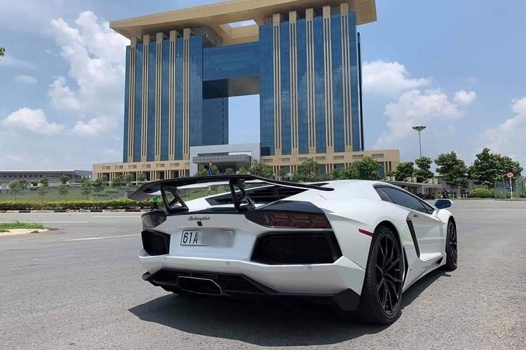 Lamborghini Aventador cua 8X Binh Duong 