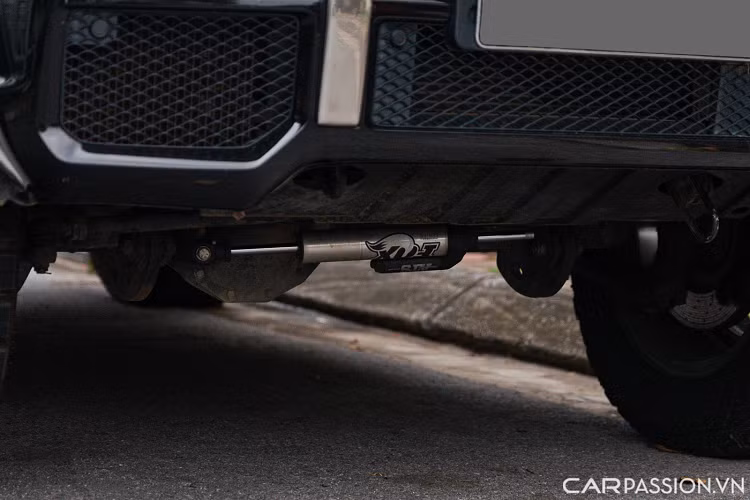 Phần hệ thống lái được gia cố thêm hệ thống giảm chấn cũng tới từ hãng FOX có giá 1.300 USD (hơn 30 triệu đồng). Ngoài ra, chủ xe cũng trang bị thêm hai thanh giằng dọc có giá lên tới 4.800 USD (hơn 112 triệu đồng). Như vậy, tổng giá trị nâng cấp trên hệ thống gầm của chiếc G63 này lên tới 294 triệu đồng.