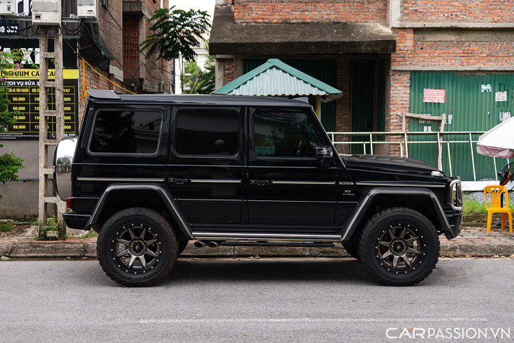 Bước đến phần thân xe, điểm khác biệt đầu tiên trên chiếc G63 độ khủng này là phần ốp vè tại bốn bánh được làm từ chất liệu carbon có giá 105 triệu đồng. Bộ mâm lốp trên chiếc xe này được trang bị là loại FUEL 2 mảnh kích thước 20 inch cùng lốp địa hình Toyo RT 35 có tổng giá trị lên tới 258 triệu đồng.