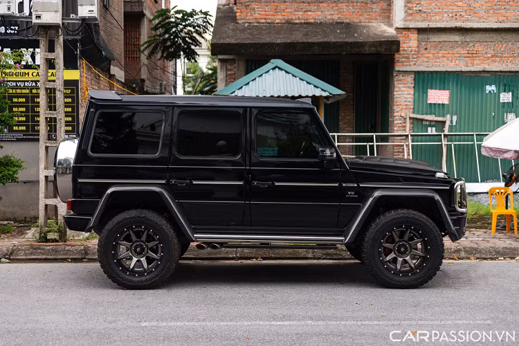 Bước đến phần thân xe, điểm khác biệt đầu tiên trên chiếc G63 độ khủng này là phần ốp vè tại bốn bánh được làm từ chất liệu carbon có giá 105 triệu đồng. Bộ mâm lốp trên chiếc xe này được trang bị là loại FUEL 2 mảnh kích thước 20 inch cùng lốp địa hình Toyo RT 35 có tổng giá trị lên tới 258 triệu đồng.