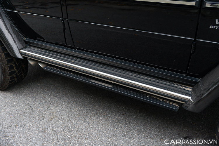 Ngoài ra, hệ thống bậc bước tự động có giá 160 triệu giúp người dùng ra/vào xe dễ dàng hơn cũng được lắp đặt lên chiếc xe. Như vậy tổng giá trị nâng cấp cho chiếc G63 này đã lên tới con số 875 triệu đồng.