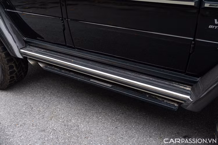 Ngoài ra, hệ thống bậc bước tự động có giá 160 triệu giúp người dùng ra/vào xe dễ dàng hơn cũng được lắp đặt lên chiếc xe. Như vậy tổng giá trị nâng cấp cho chiếc G63 này đã lên tới con số 875 triệu đồng.