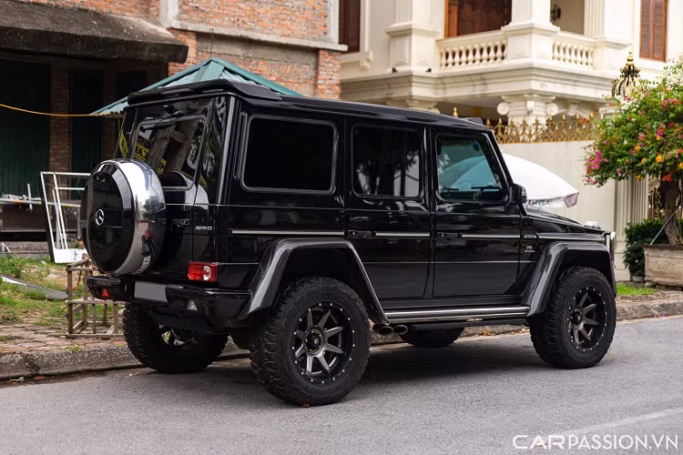 Nhìn thoáng qua, chúng ta có thể thấy chiều cao của chiếc Mercedes-AMG G63 độ bánh béo này được nâng lên đáng kể nhờ bộ nâng gầm OME có giá hơn 2.000 USD (gần 47 triệu đồng). Đi kèm với hệ thống phuộc FOX dành riêng cho mẫu xe G63 có giá 3.500 USD (hơn 105 triệu đồng).