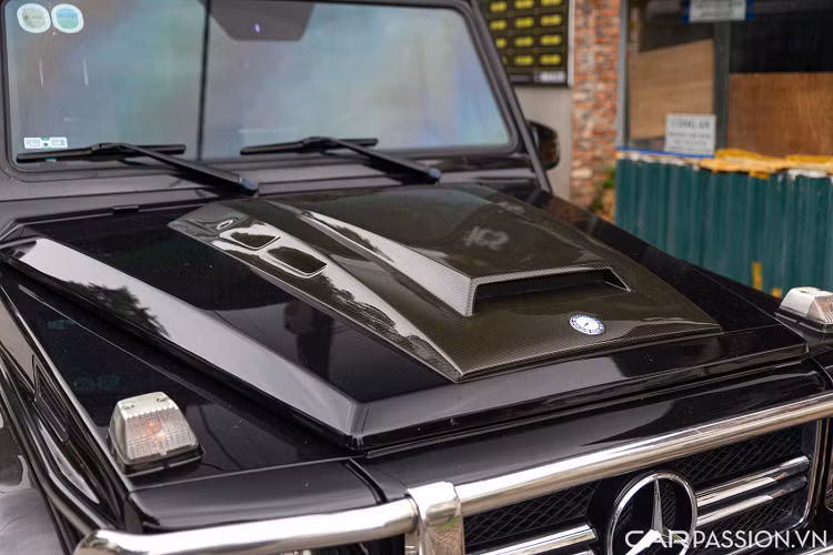 Các chi tiết của hãng độ Brabus cũng xuất hiện trên chiếc Mercedes-AMG G63 này như nắp ca-pô, cánh gió sau cùng hệ thống đèn nóc đều làm từ chất liệu carbon. Hai chi tiết này có giá lên tới hơn 58 triệu đồng.