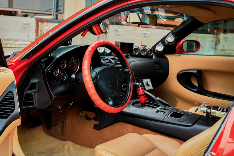 Ngoài ra, chiếc xe còn có một nắp che động cơ xấu xí và một cần chuyển số được trang trí cầu kỳ quá mức. Khi nhìn kỹ càng, những trang bị độ này thực sự gây thất vọng bởi một số yếu tố ban đầu của nội thất xe đã đẹp sẵn và không cần bổ sung thêm gì.