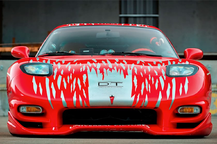 Giờ đây nhìn lại phần phim “The Fast and the Furious” đầu tiên được sản xuất với kinh phí chỉ 38 triệu USD, chúng ta không khỏi nhận ra rằng ngay cả một số chiếc xe quan trọng nhất trong phim cũng có chất lượng chế tạo khá nghèo nàn. Minh chứng là chiếc Mazda RX-7 đời 1995.