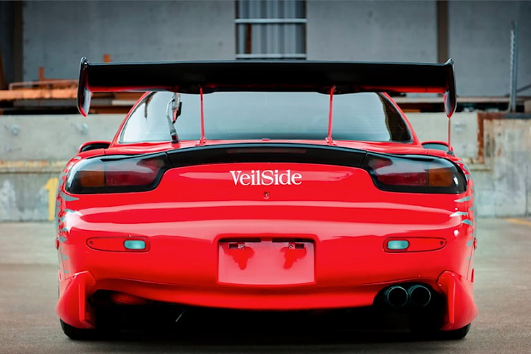 Đáng tiếc, có vẻ như toàn bộ mọi thứ đã được ghép lại một cách vội vàng, vì chiếc Mazda RX-7 huyền thoại có nhiều ốc vít lỗ rõ trên bộ body kit, chưa kể đến một số trang bị độ chưa thực hợp lý bao gồm các đồng hồ có vỏ bằng sợi carbon giả được lắp vào một mặt táp lô vốn rất đẹp.