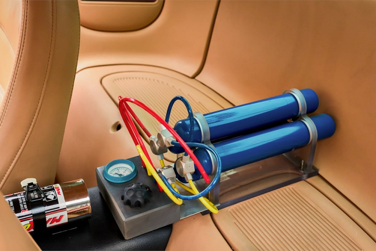 Thân vỏ xe còn có thêm các tấm đề can cho thấy sự tham gia của Barris, trong khi hệ thống treo khí là một yếu tố khác không xuất hiện trong quá trình quay phim.