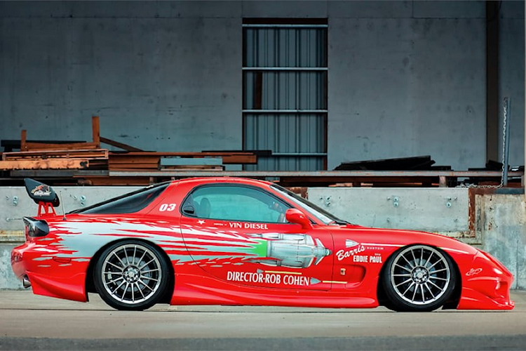 Trong khi những chiếc xe anh hùng với nhiều thời lượng xuất hiện trên màn ảnh đã được chăm sóc tốt và làm chi tiết hơn nhiều (Toyota Supra của cố diễn viên Paul Walker là một ví dụ tuyệt vời), thì những chiếc xe khác lại được lắp ráp một cách vội vàng và sơ sài hơn. Nhân vật của Vin Diesel, Dominic Toretto, đã lái chiếc RX-7 mà bạn thấy ở đây, và để có được hình dáng này, nó đã nhận được một số trang bị độ bổ sung từ George Barris, một chuyên gia độ xe nổi tiếng ở Hollywood.
