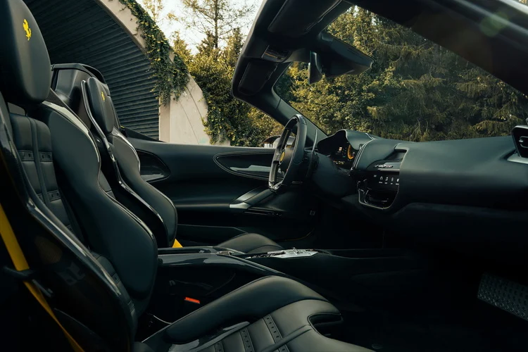 Điểm nhấn ở phần ngoại hình còn đến từ bộ la-zăng hợp kim Novitec NF10 có kích thước lên đến 21 inch của Vossen, nếu không thích khách hàng vẫn có thêm những tùy chọn khác.