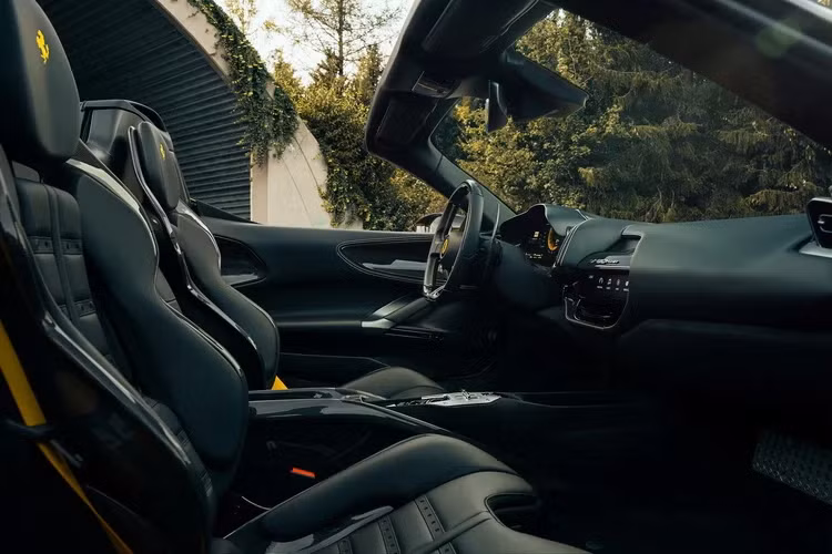 Điểm nhấn ở phần ngoại hình còn đến từ bộ la-zăng hợp kim Novitec NF10 có kích thước lên đến 21 inch của Vossen, nếu không thích khách hàng vẫn có thêm những tùy chọn khác.