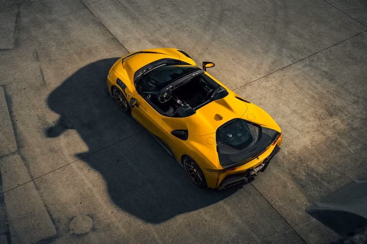 Với sức mạnh trên, Ferrari SF90 Spider độ Novitec dễ dàng tăng tốc từ 0-100 km/h trong 2,4 giây trước khi đạt tốc độ tối đa hơn 340 km/h. Những thông số này không mấy khác so với SF90 Stradale độ Novitec.