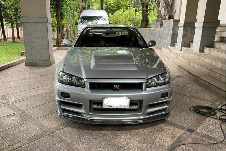 Với sự nổi tiếng của mình, giá xe Nissan Skyline GT-R R34 hiện nay bán ra khá cao, một số chiếc còn được chào bán trên 7 tỷ đồng. Cá biệt, một người sưu tầm xe tại Mỹ đã lặn lội sang Thái Lan để mua lại một chiếc Nissan Skyline GT-R R34 Z-Tune với giá 1.985.000 USD.