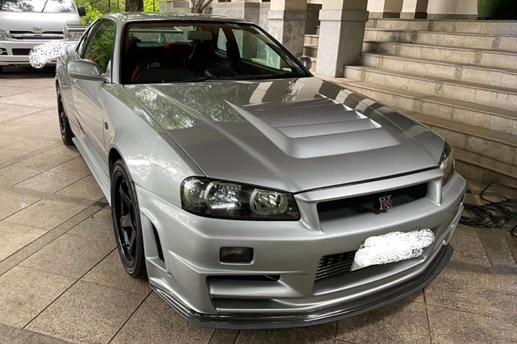 Nissan Skyline GT-R R34 sử dụng hộp số sàn 6 cấp, hệ dẫn động 4 bánh, nhờ đó, nó có thể tăng tốc từ vị trí xuất phát lên 100 km/h chỉ trong thời gian 5,2 giây trước khi đạt tốc độ tối đa 250km/h. Sau này, hãng xe Nissan sản xuất ra phiên bản R35 và rút gọn chỉ còn cái tên Nissan GT-R.