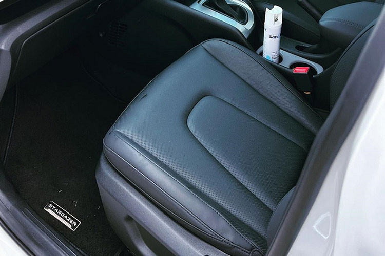 Bù lại, Hyundai Stargazer bản cao cấp nhất lại có gói công nghệ an toàn chủ động Hyundai SmartSense, bao gồm những tính năng như hỗ trợ đèn pha, hỗ trợ cảnh báo va chạm phía trước, cảnh báo mất tập trung cho người lái, hỗ trợ giới hạn tốc độ chỉnh tay, hỗ trợ giữ làn đường và hỗ trợ bám làn đường.