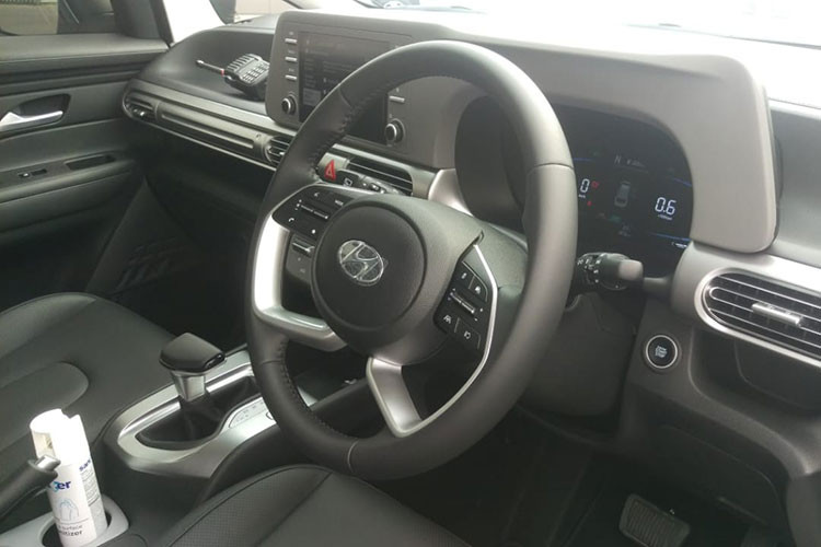 Ngoài ra, Hyundai Stargazer còn có một số nét thiết kế bị đánh giá là giống đối thủ Mitsubishi Xpander như đầu xe và sườn xe. Bên cạnh thiết kế, Hyundai Stargazer còn "mất điểm" vì không có phanh tay điện tử và tính năng tự động giữ phanh tạm thời... những tính năng này hiện đều đã có trên các đối thủ như Mitsubishi Xpander hay Toyota Veloz.