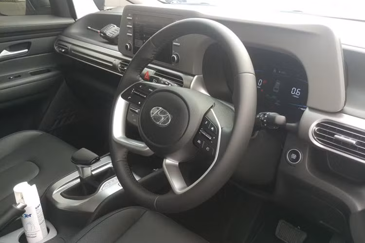 Ngoài ra, Hyundai Stargazer còn có một số nét thiết kế bị đánh giá là giống đối thủ Mitsubishi Xpander như đầu xe và sườn xe. Bên cạnh thiết kế, Hyundai Stargazer còn "mất điểm" vì không có phanh tay điện tử và tính năng tự động giữ phanh tạm thời... những tính năng này hiện đều đã có trên các đối thủ như Mitsubishi Xpander hay Toyota Veloz.