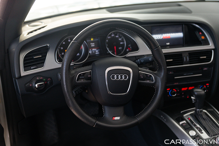 Ghế ngồi bọc da Nappa kết hợp với da lộn màu đen, dòng chữ S-line được dập nổi trên tựa lưng. Hàng ghế phía sau tạo vừa đủ không gian cho người ngồi và có riêng cửa gió điều hòa cùng khay để cốc.