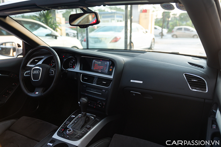 Vô lăng thể thao 3 chấu bọc da với những phím điều khiển đa chức năng, cùng cần điều khiển hệ thống Cruise Control. Bảng đồng hồ trung tâm đơn giản với 2 đồng hồ đo vòng tua và tốc độ, ở giữa là một màn hình hiển thị thông tin của xe.