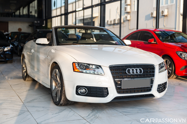 Mới đây, một chiếc Audi A5 Cabriolet đời 2013 đã được đưa lên sàn xe cũ tại showroom xe sang ở Hà Nội với mức giá hơn 1,1 tỷ đồng sau khi mới chỉ lăn bánh hơn 8.800 km. Về thiết kế, Audi A5 Cabriolet thế hệ đầu tiên sử dụng cụm đèn pha projector cùng đèn định vị dạng LED.