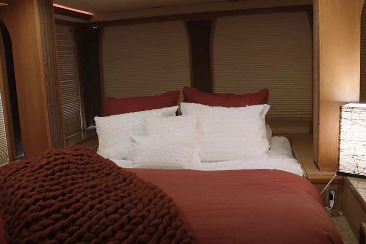 Chiếc gương trong khu vực này để ẩn một trong 14 chiếc TV trên RV, người nổi tiếng có thể theo dõi các chương trình yêu thích trong khi nhà tạo mẫu thực hiện công việc của mình. Điểm đáng chú ý nhất trên The Heat là phần nóc mở rộng. Tính năng này không phải hiếm thấy với xe RV, nhưng bạn sẽ khó tìm thấy một chiếc RV nào có kích thước “khổng lồ” như The Heat của Anderson Mobile Estates. Tầng thứ hai ẩn trong tầng đầu tiên, nhưng chỉ với 1 nút bấm, 8 pít-tông sẽ đẩy phần mái ra ngoài, nâng nó lên lên 107 cm và tạo ra tầng trên. Khi xe di chuyển, nó sẽ được hạ xuống mà không ảnh hưởng tới bất kỳ không gian bên dưới. 