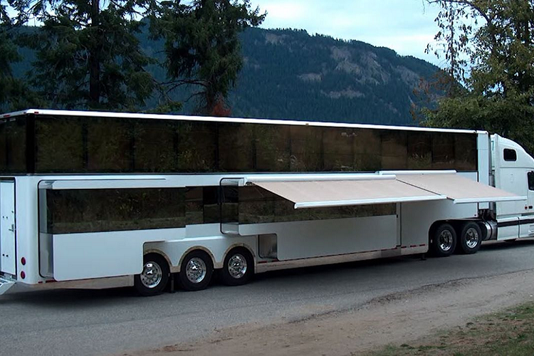 Ronald Anderson là người sáng lập ra Anderson Mobile Estates, công ty sản xuất ra chiếc The Heat xa xỉ bậc nhất. Năm 1987, Ronald thành lập công ty Star Trax Celebrity Coaching và điều hành nó cho tới năm 1999, ông đã quyết định bán nó đi và có một chuyến đi nghỉ dài cùng với gia đình.