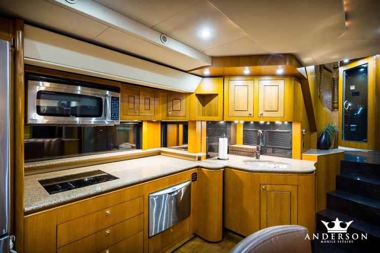 Đây chính là thời điểm ông tìm thấy nguồn cảm hứng sáng chế ra chiếc du thuyền trên cạn được cấp bằng sáng chế duy nhất trên thế giới với tầng thứ hai có thể mở rộng ra từ tầng một.