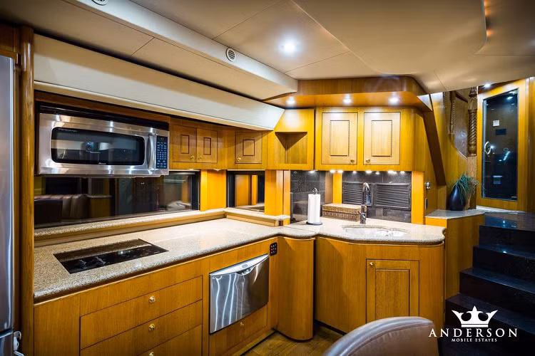 Đây chính là thời điểm ông tìm thấy nguồn cảm hứng sáng chế ra chiếc du thuyền trên cạn được cấp bằng sáng chế duy nhất trên thế giới với tầng thứ hai có thể mở rộng ra từ tầng một.