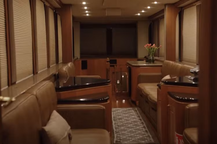 Ngoài ra, The Heat còn là chiếc xe đầu tiên giới thiệu hệ thống mở rộng đã được cấp bằng sáng chế, bên cạnh 4 khoang trượt ra và các trang bị sang trọng mà chúng ta có thể thấy trên một chiếc du thuyền thực sự.