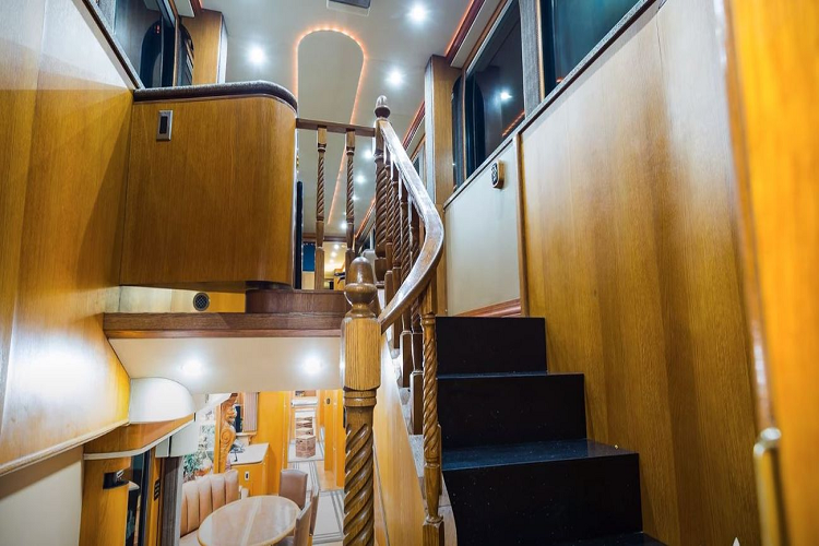 The Heat được thiết kế theo phong cách cổ điển với 2 tầng bề thế, có tới 22 bánh xe, dài 16,7 mét, cung cấp không gian sống tới 111,5 mét vuông và cùng những tiện nghi không kém khách sạn 5 sao sang trọng. Ở bên trong, The Heat như một căn biệt thự xa hoa với đầy đủ tiện nghi hiện đại, gồm: một nhà bếp đầy đủ đồ, một phòng ăn rộng lớn, một phòng chiếu phim cho 30 người kiêm vai trò phòng hội nghị, một phòng tắm với buồng xông hơi, cửa mở kiểu Star Trek.