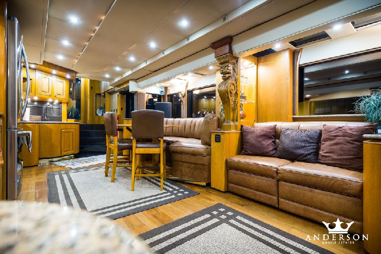 Vật liệu sử dụng trên The Heat đều thuộc loại cao cấp như da thật, bàn đá granit, gỗ thật và đá cẩm thạch. Trái ngược với báo cáo trước đó, The Heat cũng có một phòng ngủ chính có thể chuyển đổi thành văn phòng khi cần thiết. Không gian văn phòng phụ có thể trở thành nơi trang điểm và làm tóc, với lối ra vào riêng để nhà tạo mẫu sẽ không “xâm phạm không gian của người nổi tiếng”, Ronald cho biết.